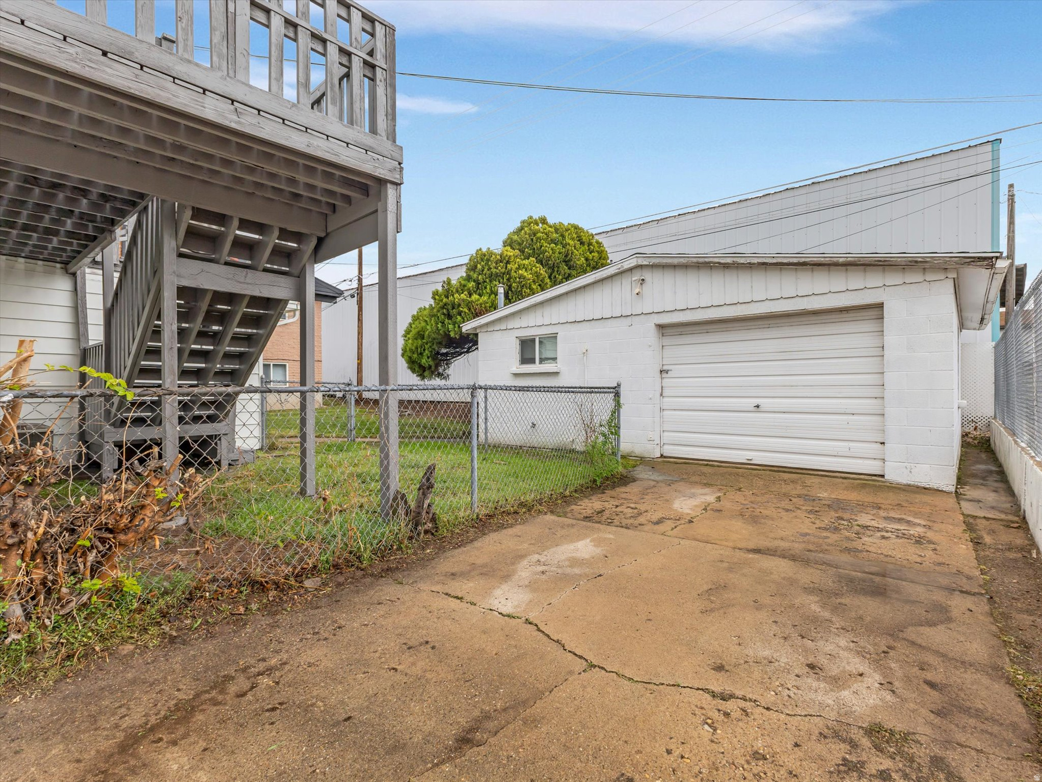 Main image without alt text