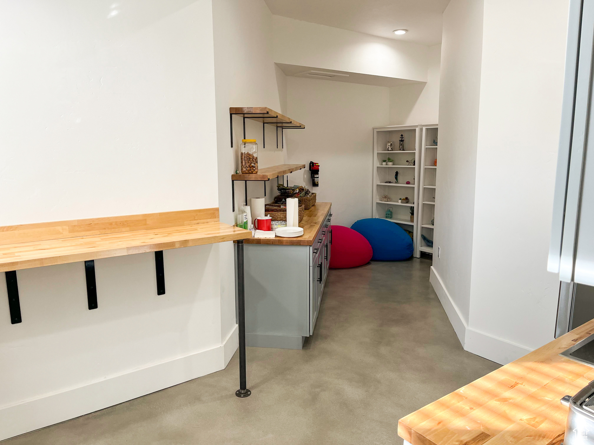 COURTYARD AT JAMESTOWN CONDO - Commercial Lease