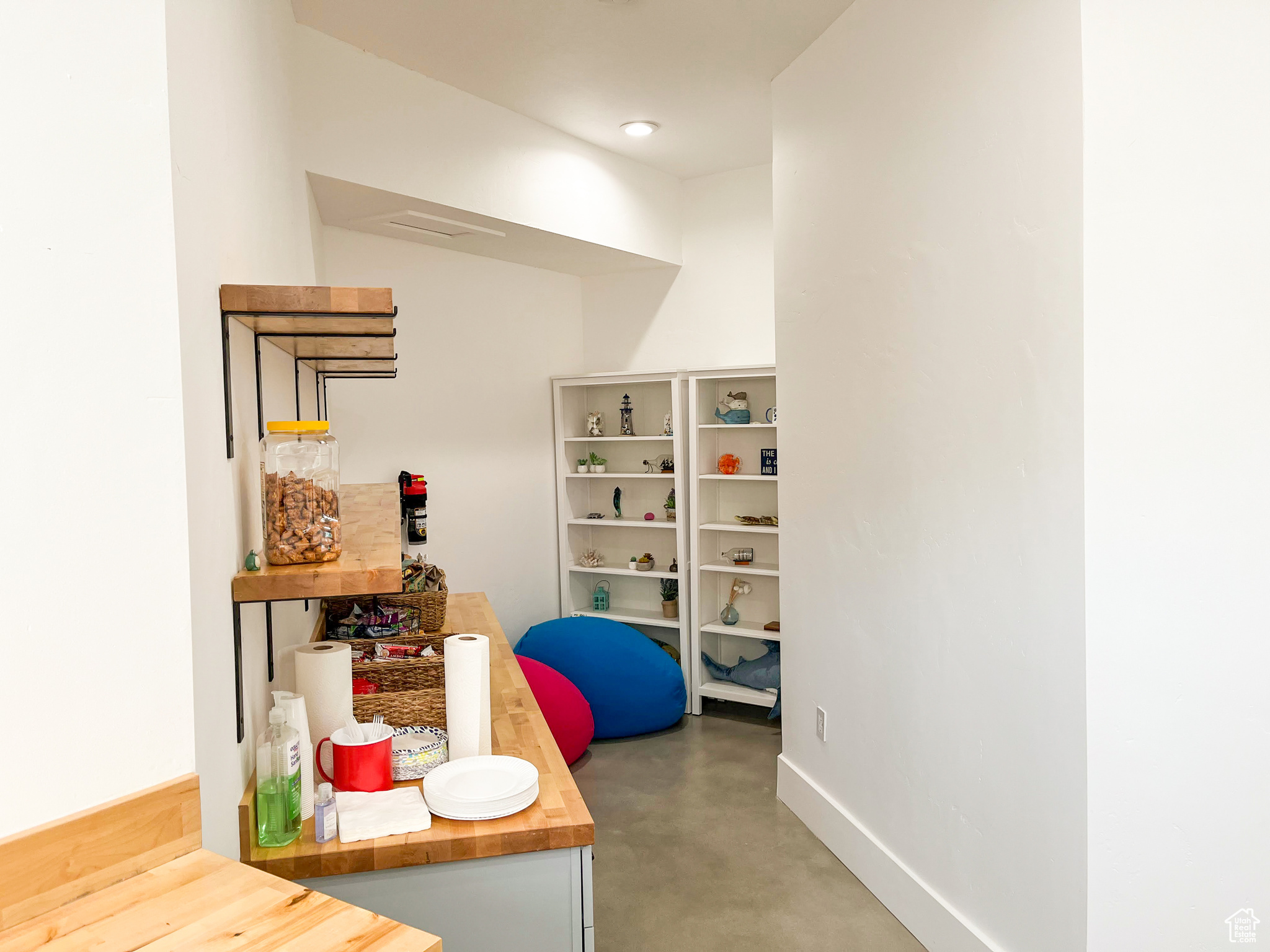 COURTYARD AT JAMESTOWN CONDO - Commercial Lease