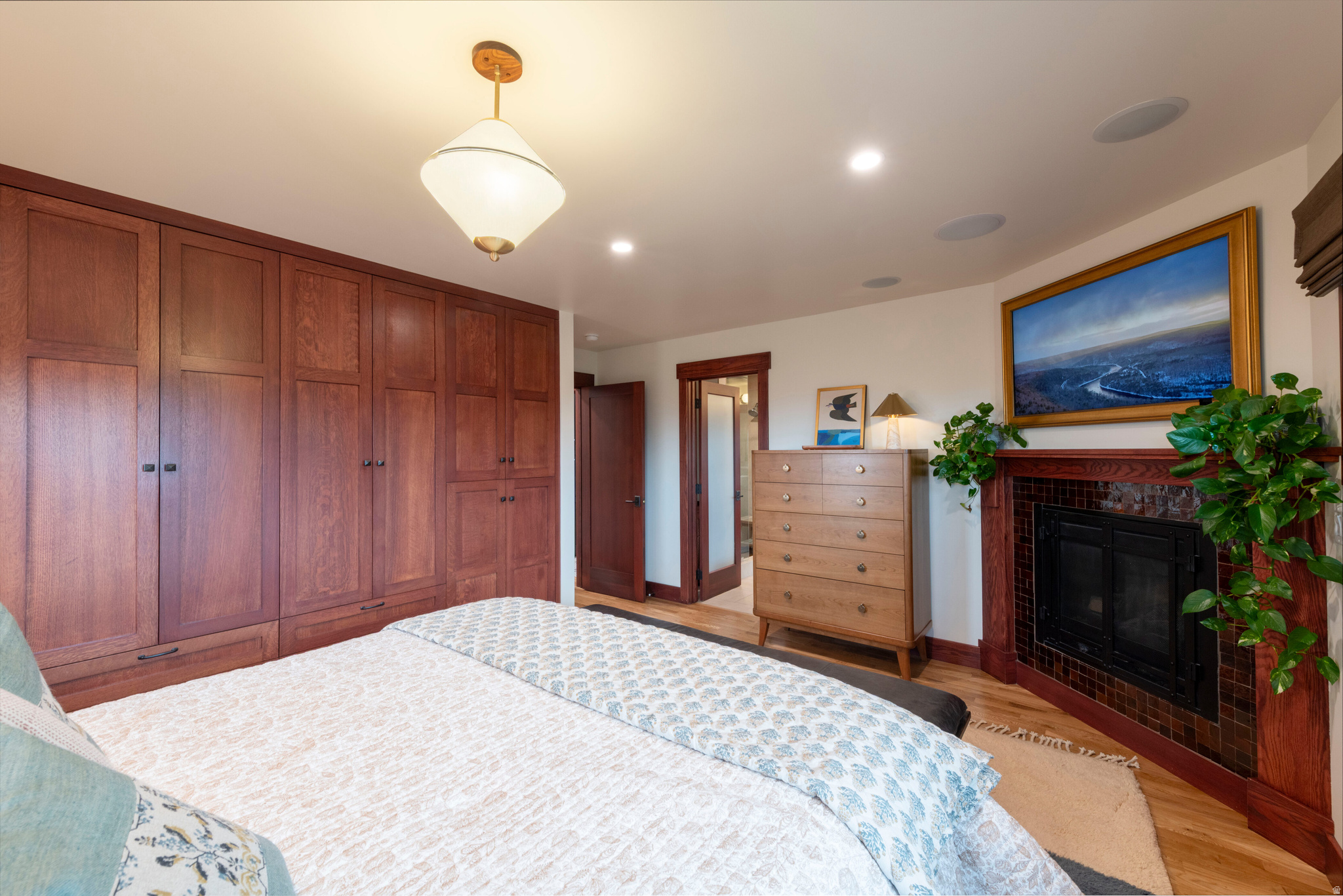 UNIVERSITY - Residential