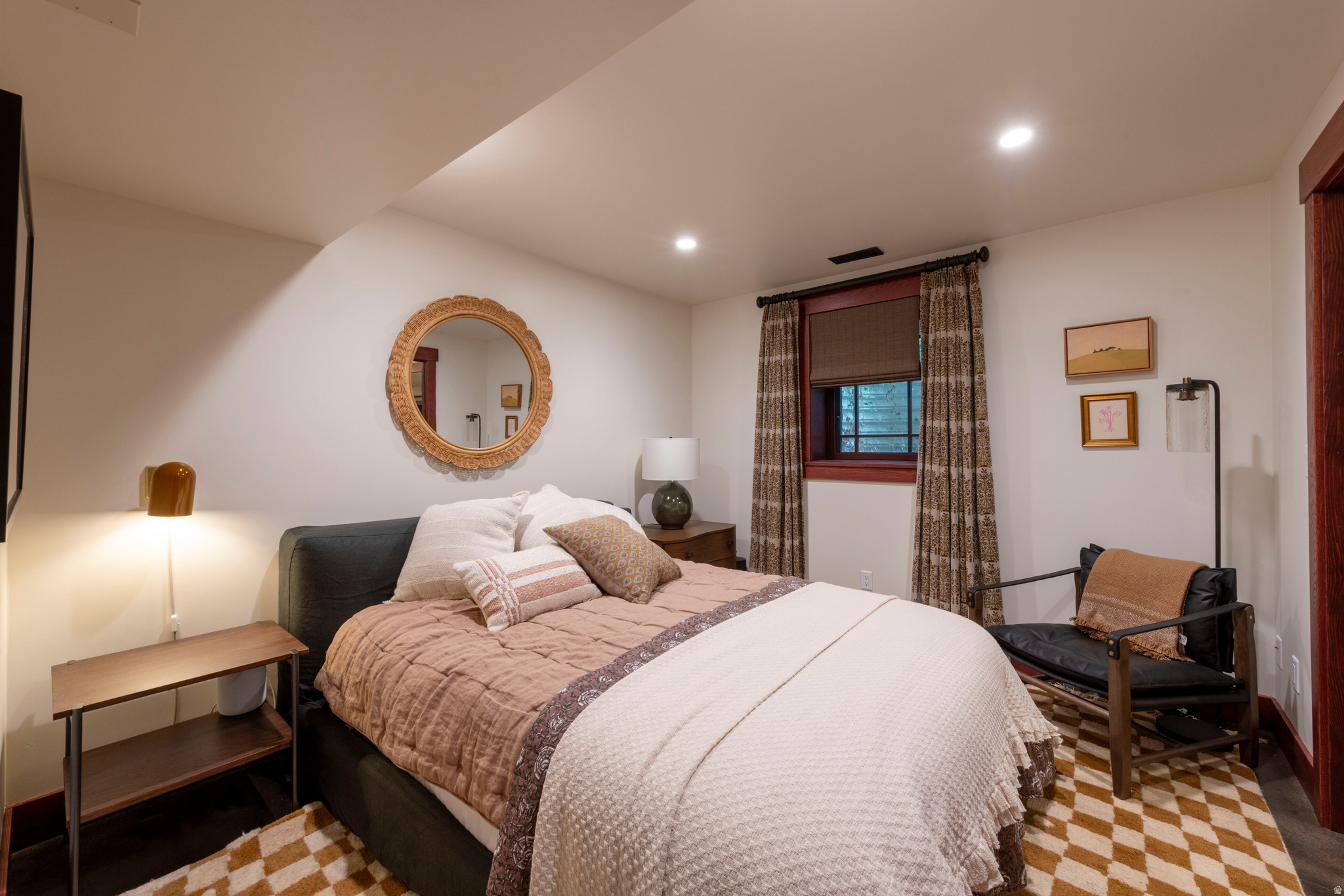 UNIVERSITY - Residential