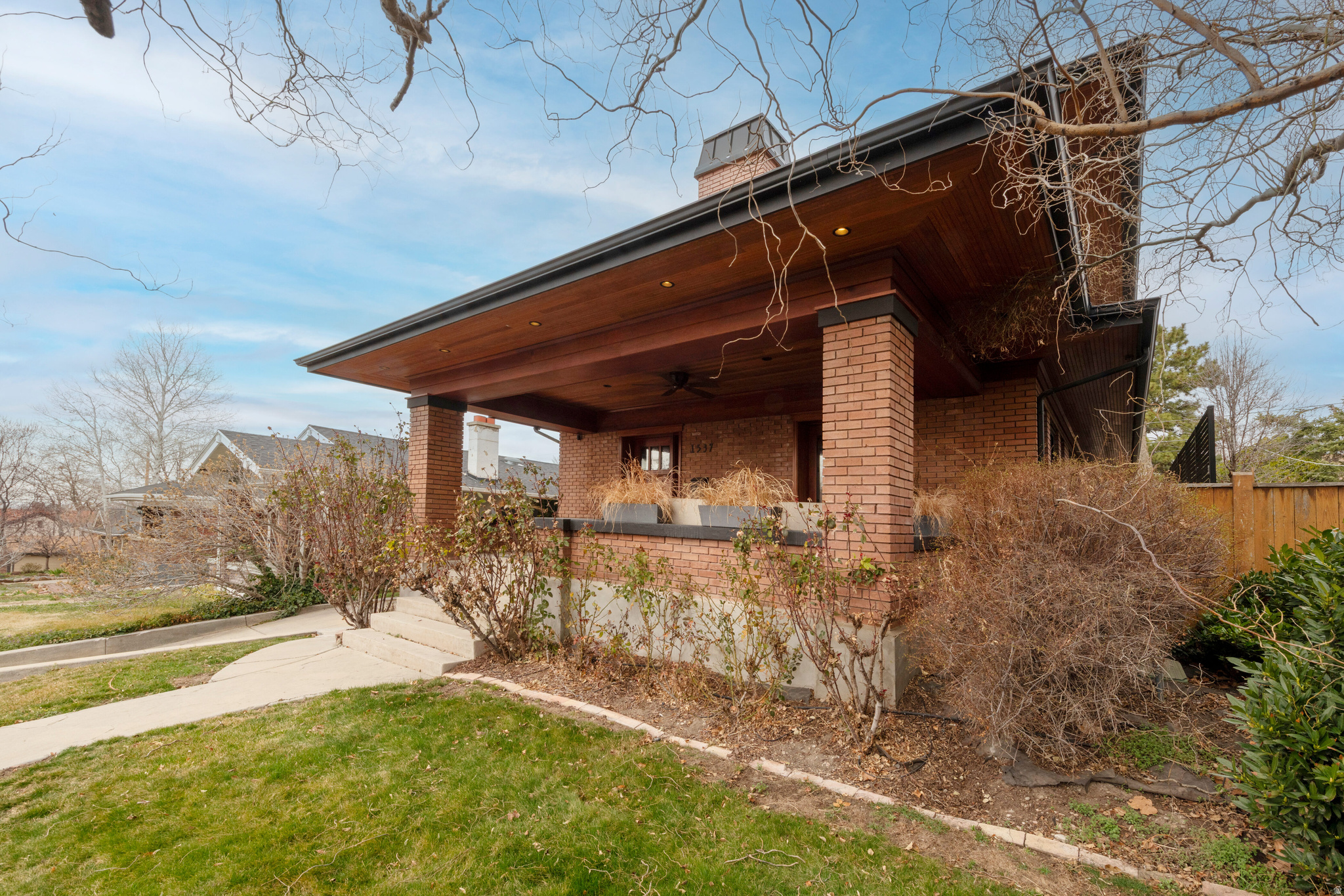 UNIVERSITY - Residential