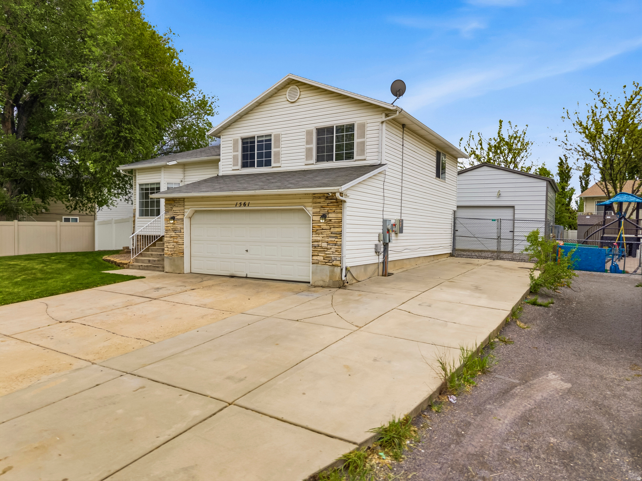 Main image without alt text