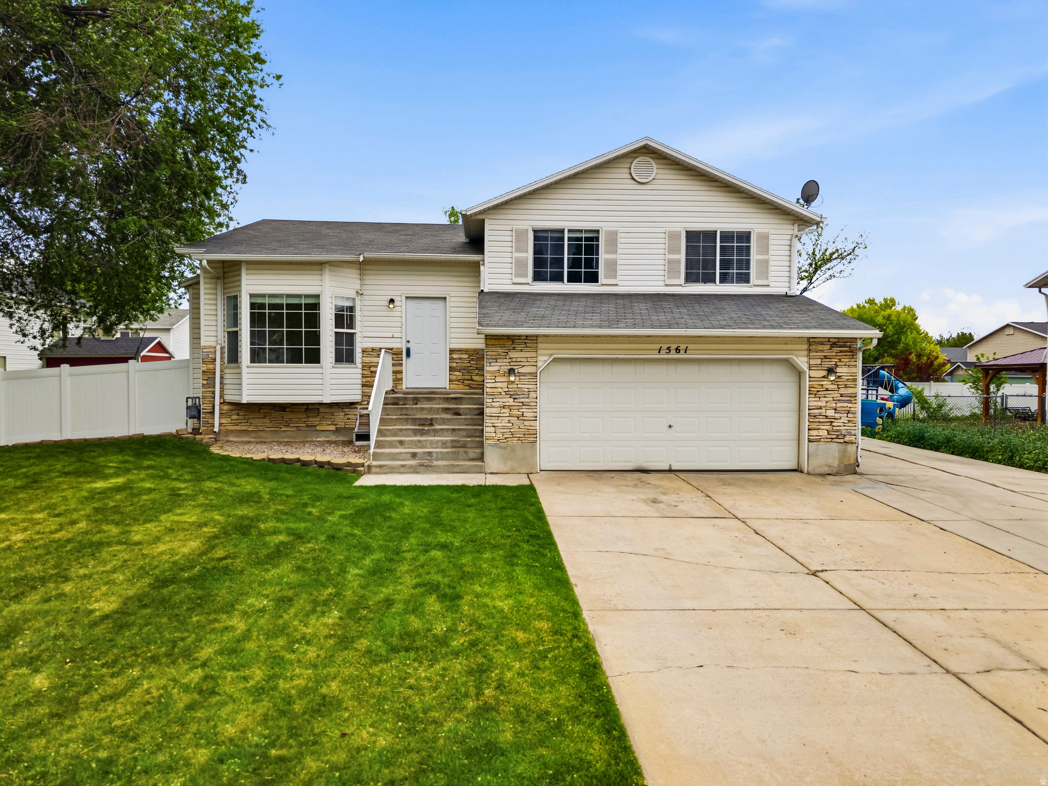 Main image without alt text