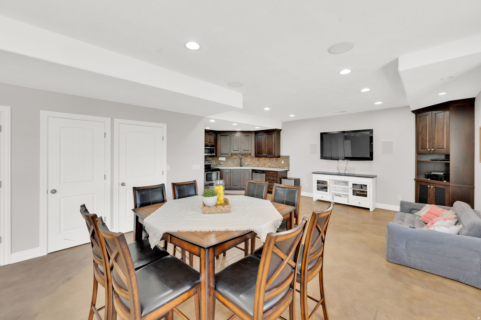 ROYAL MEADOWS ESTATE - Residential