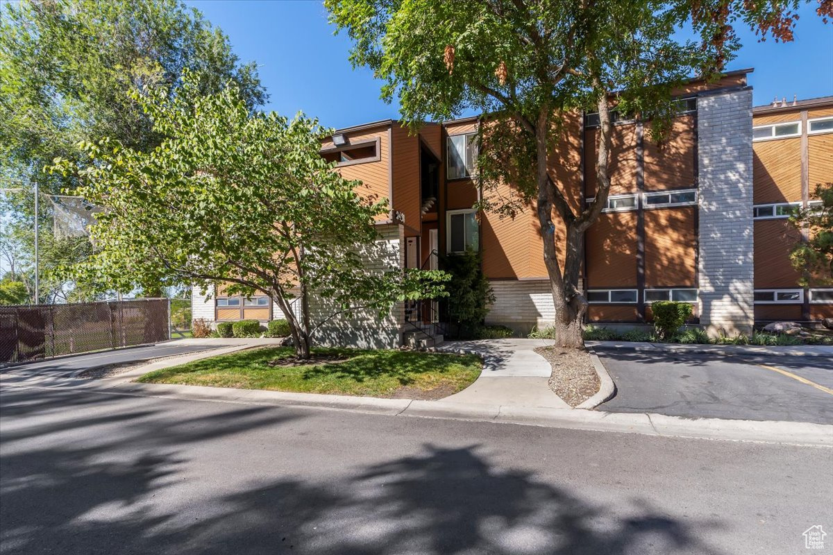 WOOD HOLLOW CONDM - Residential
