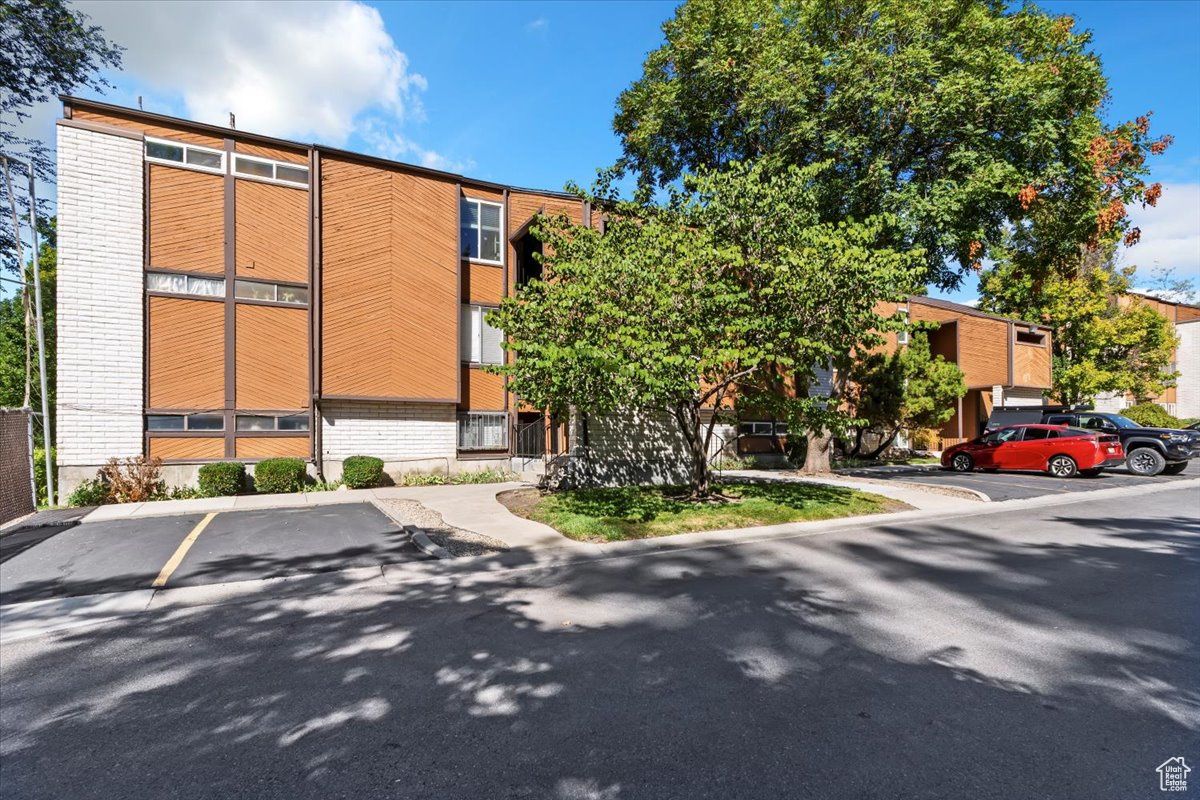 WOOD HOLLOW CONDM - Residential