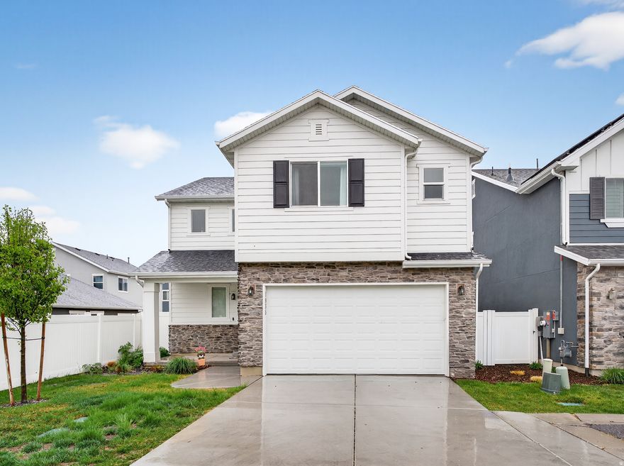 Welcome to this beautiful home located in the gorgeous city of Syracuse. Offering comfort, style, and exceptional indoor-outdoor living spaces. Floor plan with 4 bedrooms & 2.5 baths, 9' ceilings on main level and vaulted ceilings in master suite. Ready for your family to move in and make memories! Square footage figures are provided as a courtesy estimate only and were obtained from county records. Buyer is advised to obtain an independent measurement.