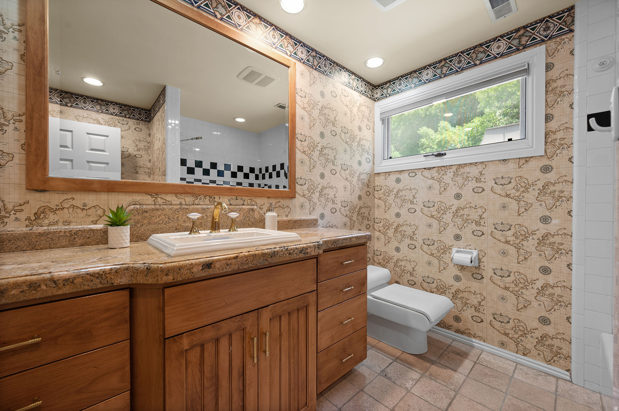 Main image without alt text