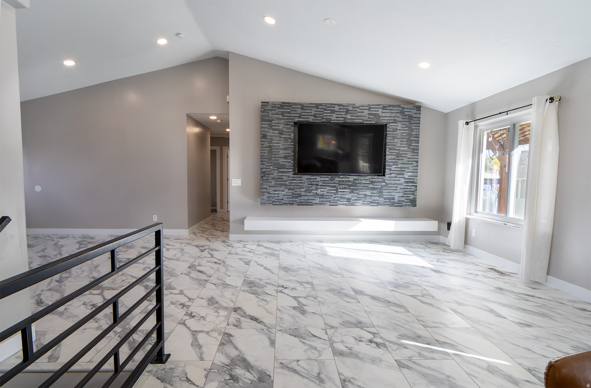 DIAMOND SUMMIT - Residential