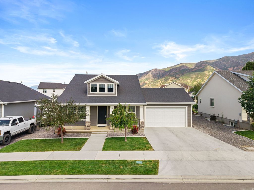 Photo of 820 N 210 W, Santaquin, UT 84655 (MLS # 2125255)