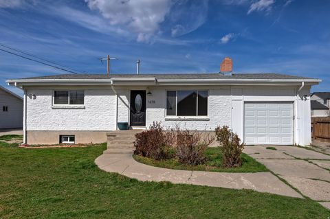 Photo of 1678 W LELAND DR, West Jordan, UT 84084 (MLS # 2142999)