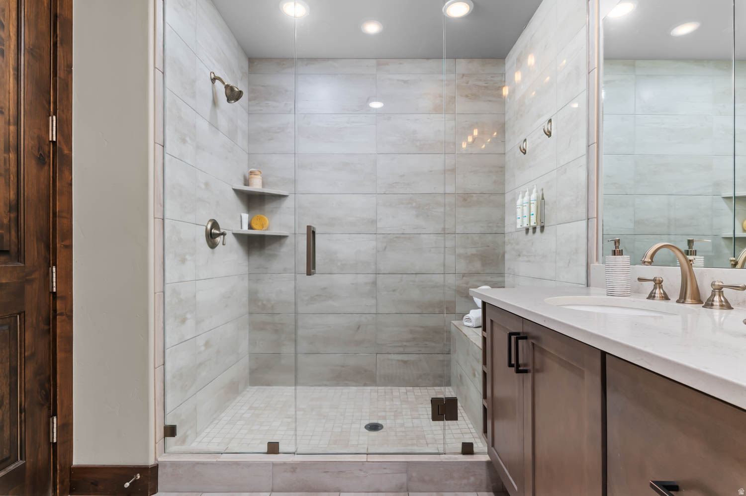 THE LOFTS AT BLCKSTO - Residential