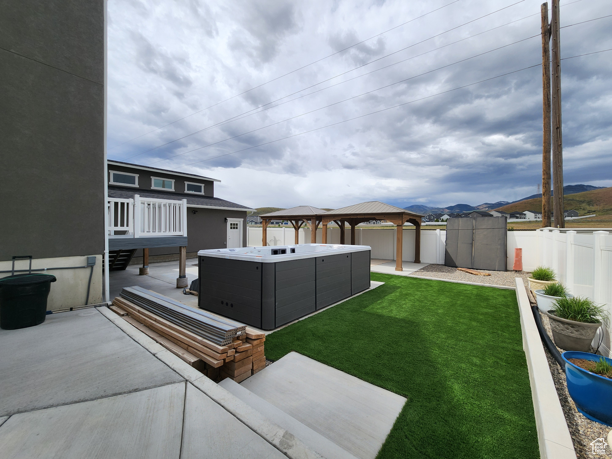 WOOD HOLLOW ESTATES - Residential