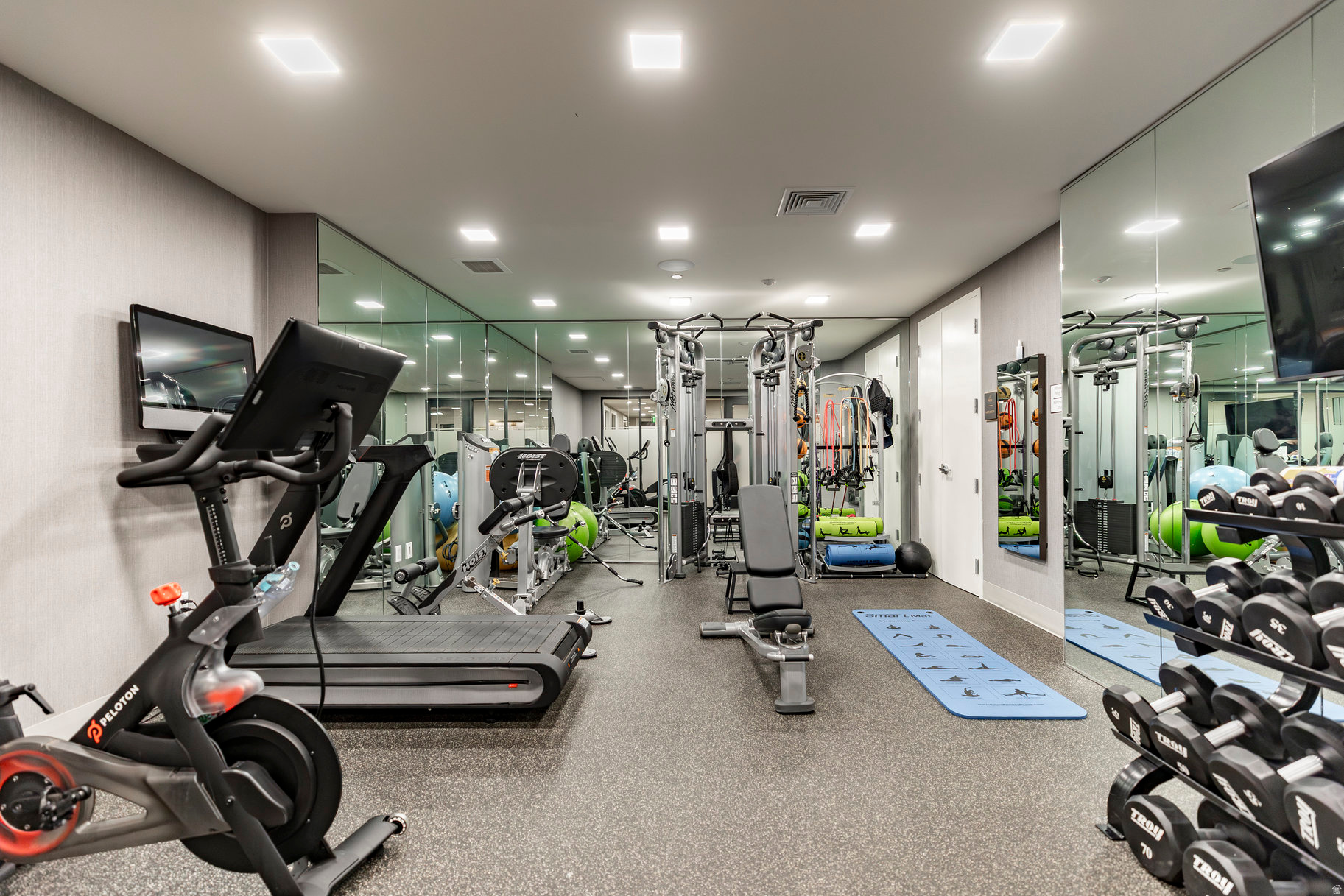 EMPIRE RESIDENCES - Residential