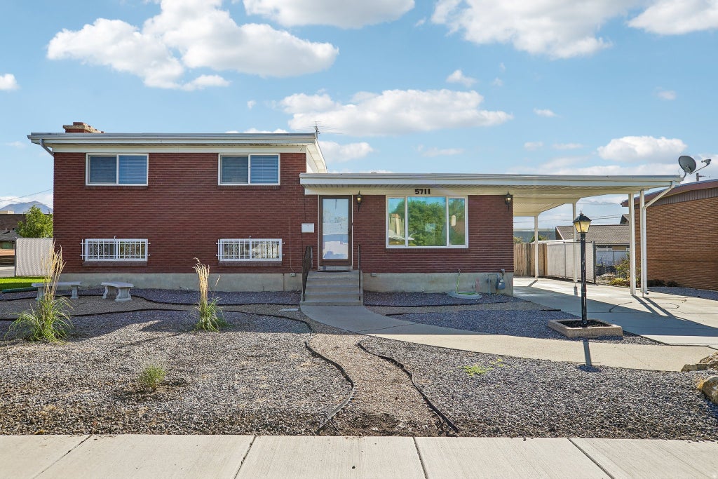 Photo of 5711 S SAGEWOOD Dr W, Murray, UT 84107 (MLS # 2186330)