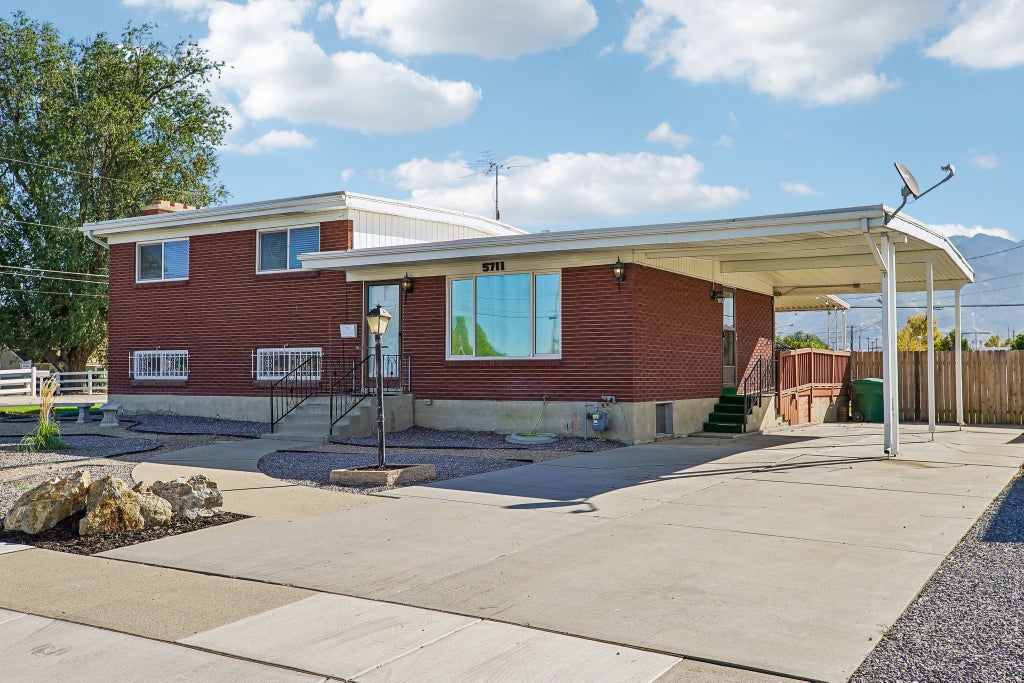 Photo of 5711 S SAGEWOOD Dr W, Murray, UT 84107 (MLS # 2186330)