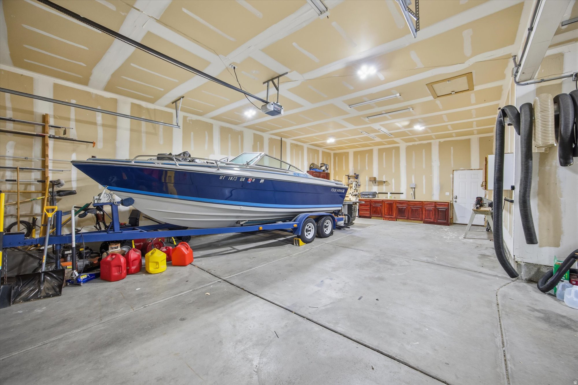 THE BENCHES - Residential