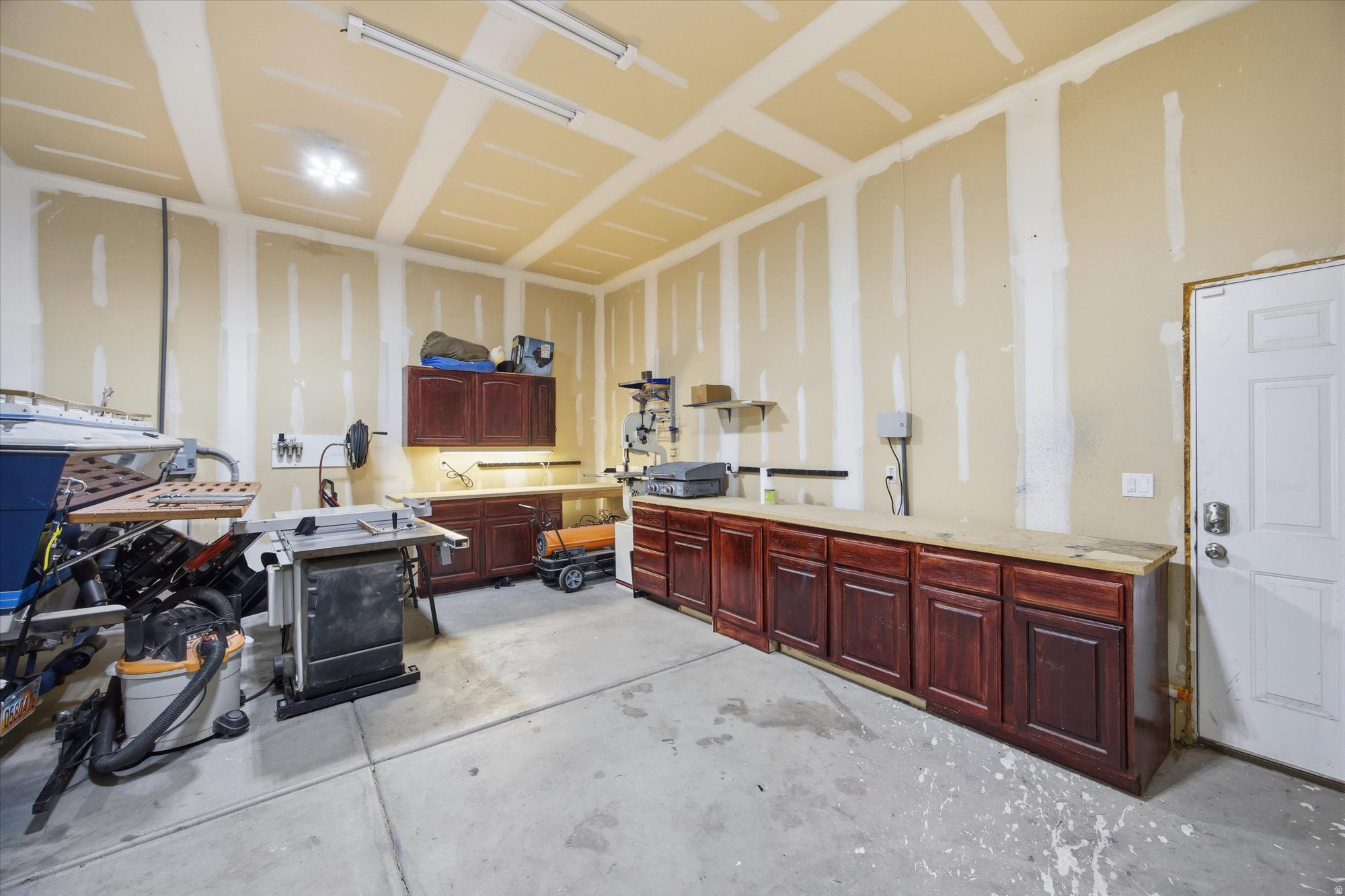 THE BENCHES - Residential