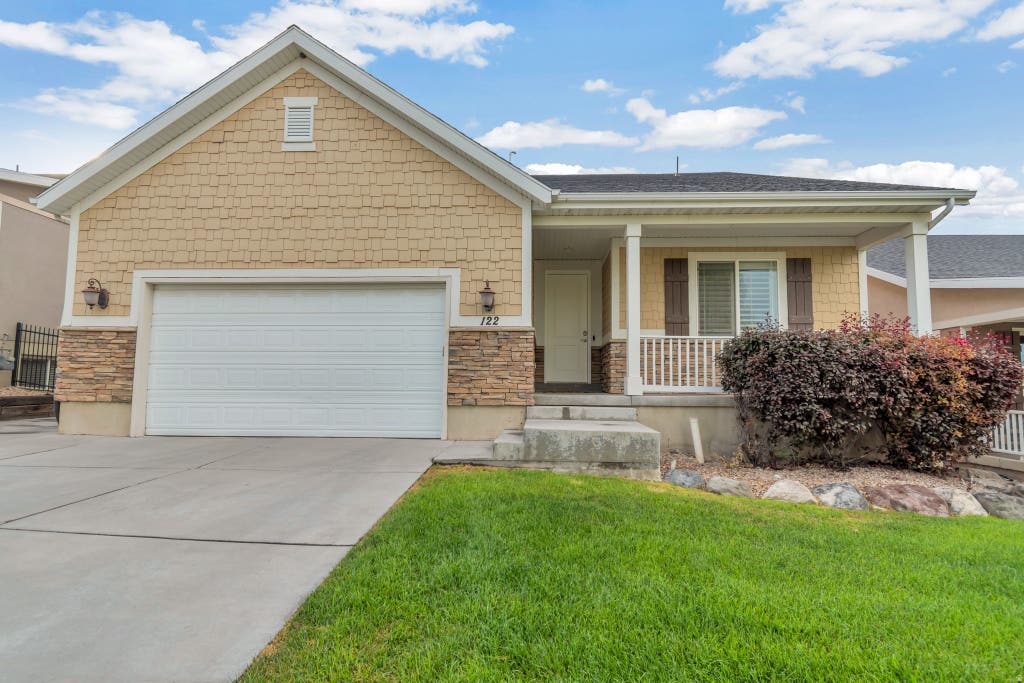 Photo of 122 E COTTAGE CV, Saratoga Springs, UT 84045 (MLS # 2174065)