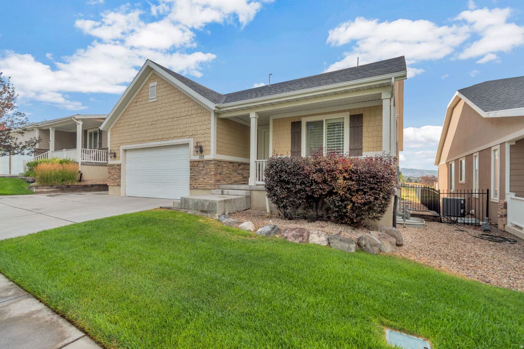 Photo of 122 E COTTAGE CV, Saratoga Springs, UT 84045 (MLS # 2174065)