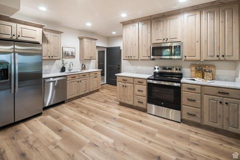 Tiny photo for 422 S 150 E, Mapleton, UT 84664 (MLS # 2116871)