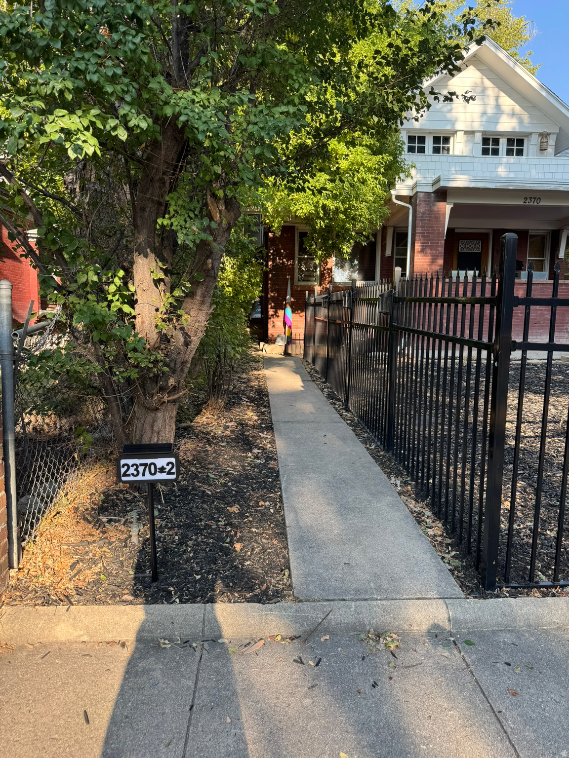 Main image without alt text