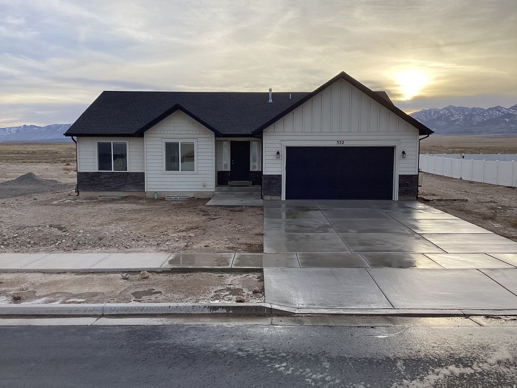 Photo of 352 S AMBER FIELD DR, Grantsville, UT 84029 (MLS # 2133295)