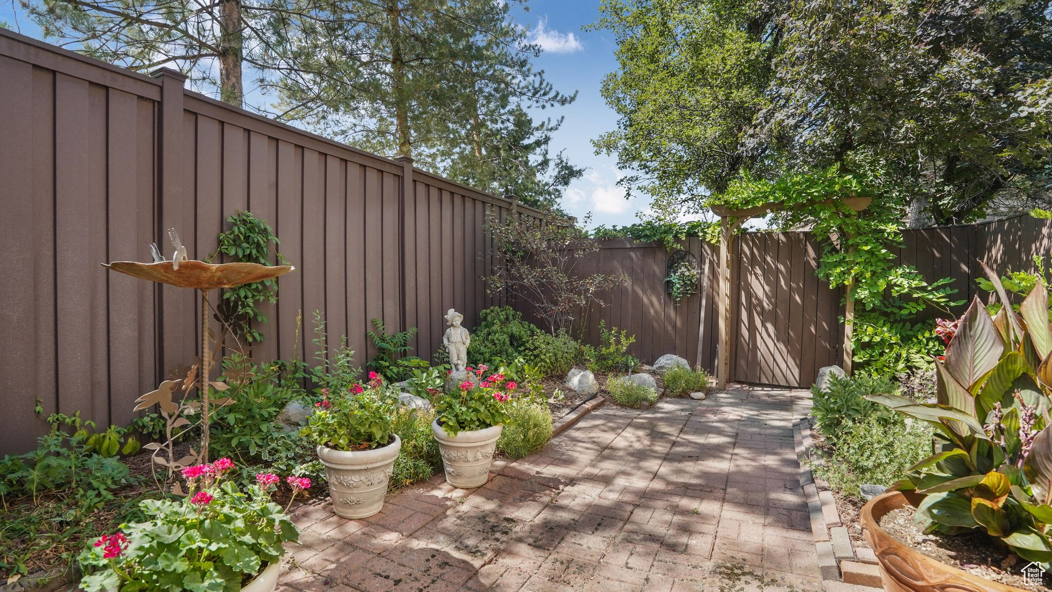 EMERALD HEIGHTS CONDMN - Residential
