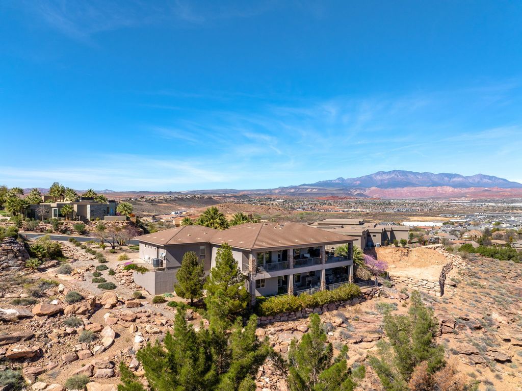 Photo of 2376 E STONE CREST CIR, Saint George, UT 84790 (MLS # 2143272)