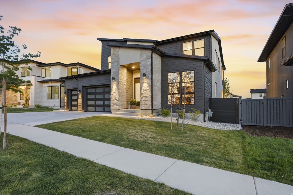 Photo of 1227 W AUTUMN VIEW CIR CIR W, Lehi, UT 84043 (MLS # 2162703)