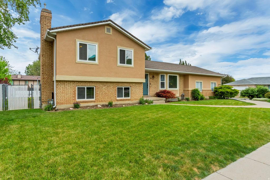 Photo of 570 S 150 W, Centerville, UT 84014 (MLS # 2160169)