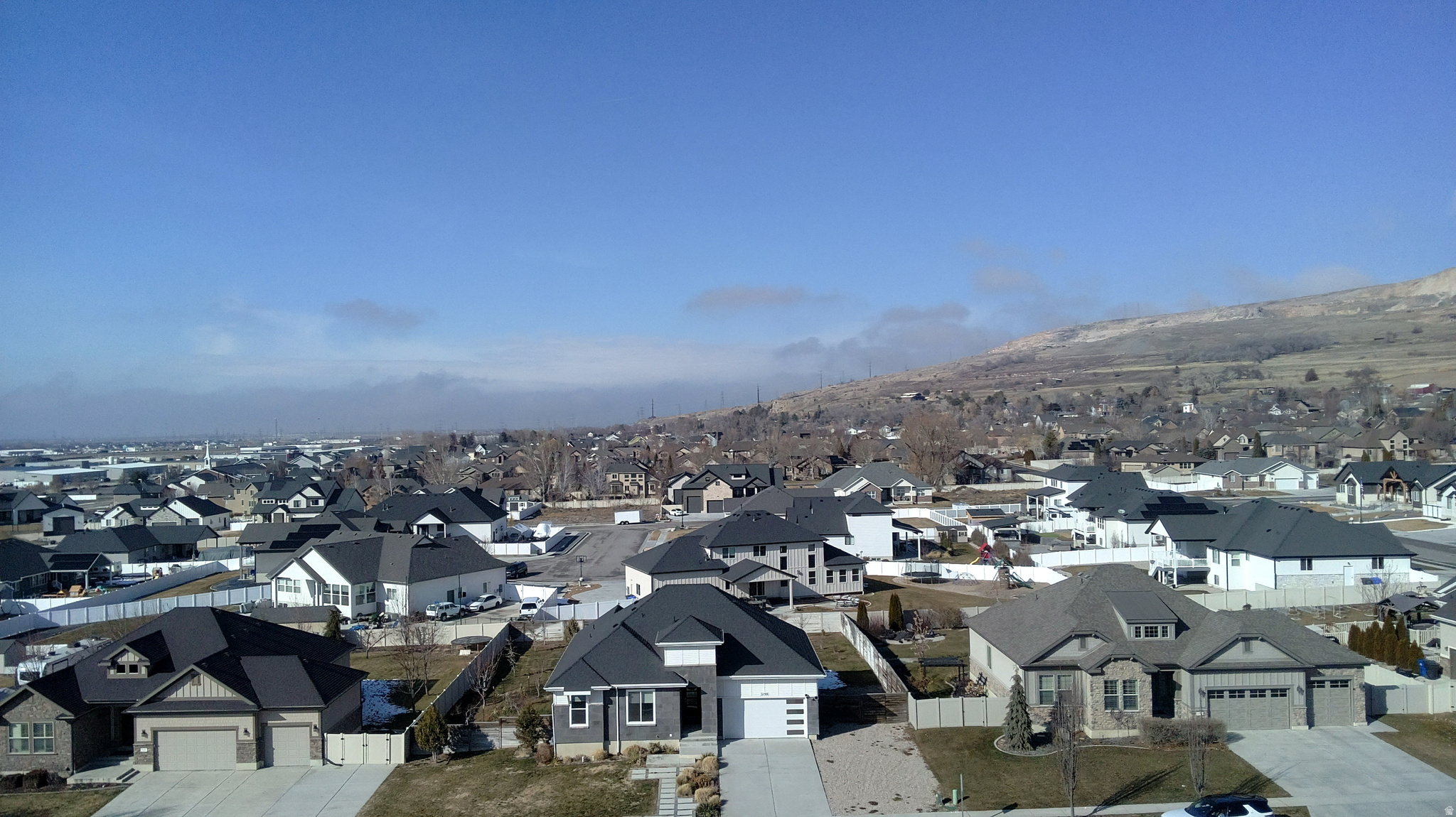 COUNTRY FIELDS - Residential