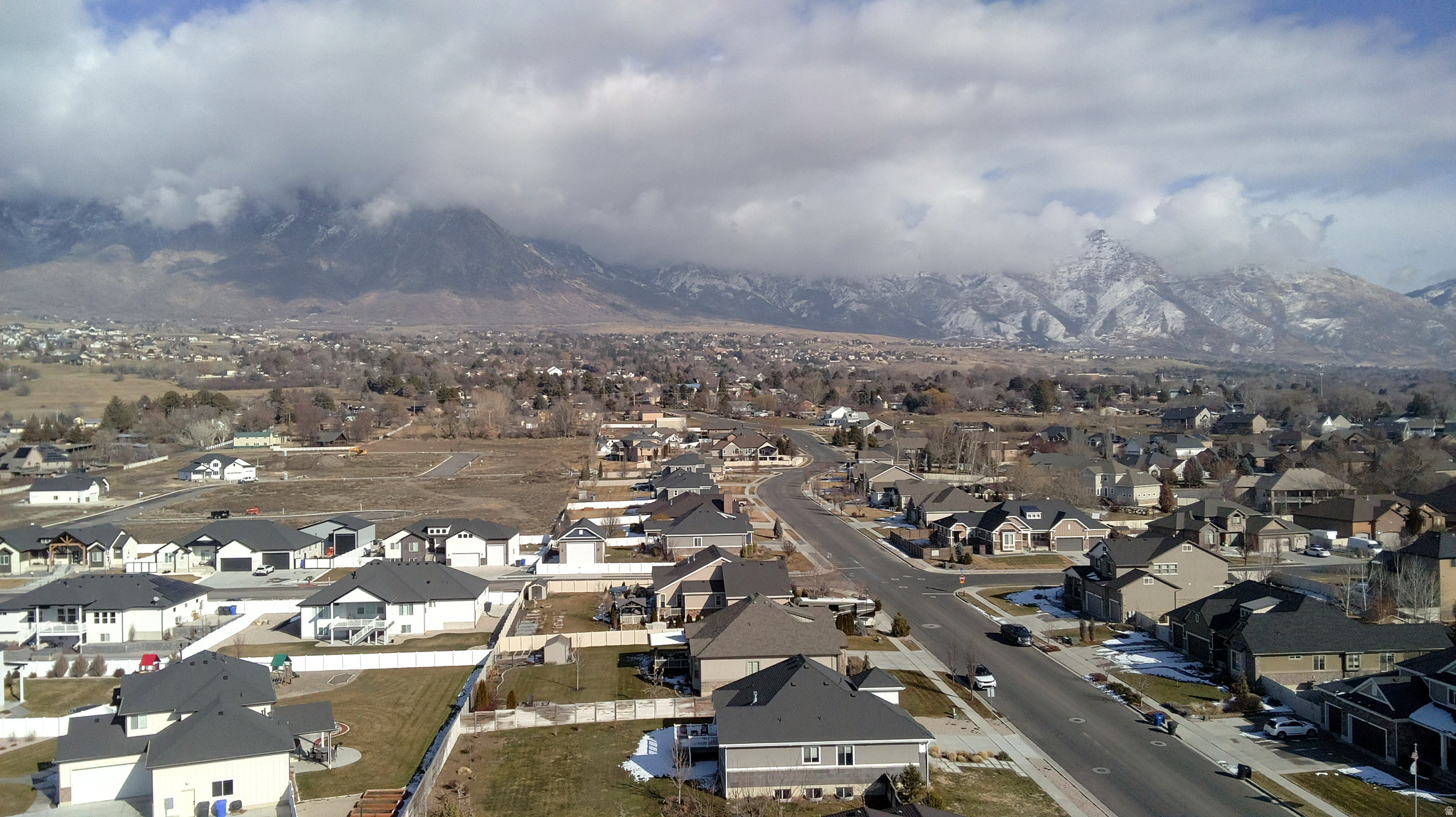 COUNTRY FIELDS - Residential