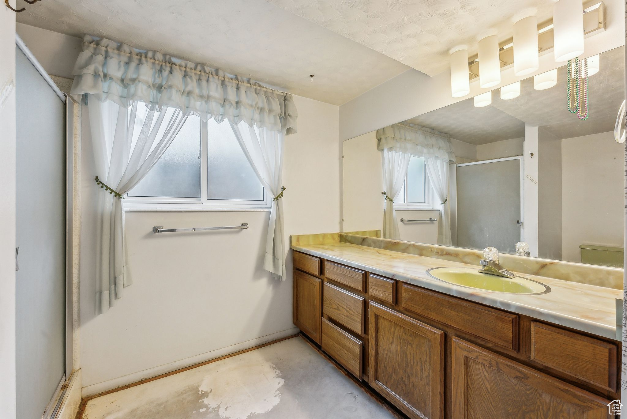 Taylorsville, Utah 84123, United States, 5 Bedrooms Bedrooms, ,3 BathroomsBathrooms,Residential,Active,118772