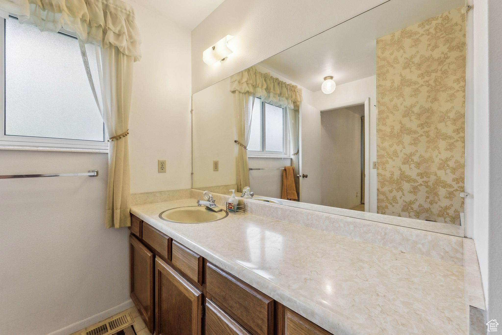 Taylorsville, Utah 84123, United States, 5 Bedrooms Bedrooms, ,3 BathroomsBathrooms,Residential,Active,118772