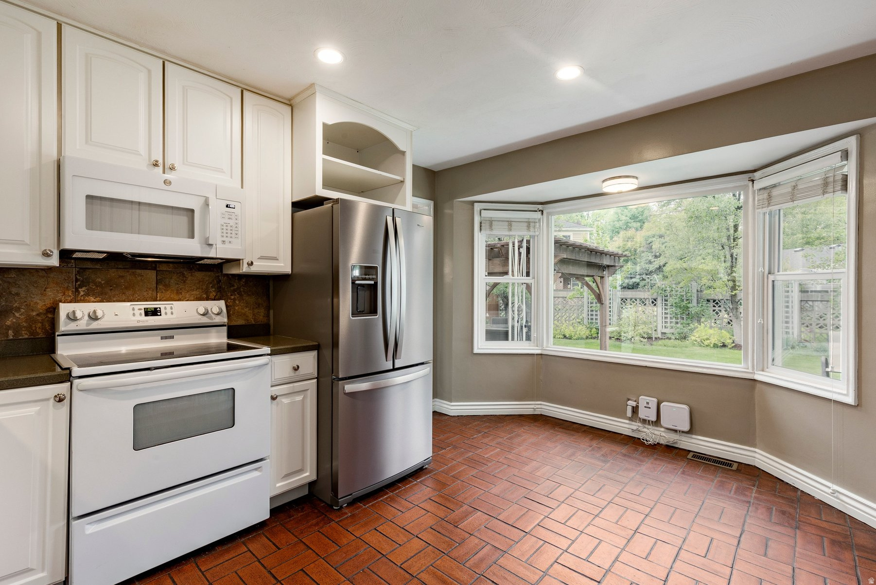 COLONIAL HILLS - Residential