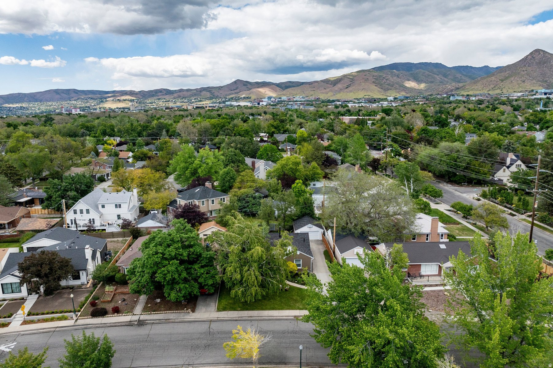 COLONIAL HILLS - Residential