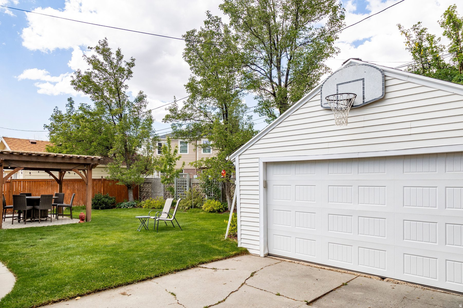 COLONIAL HILLS - Residential