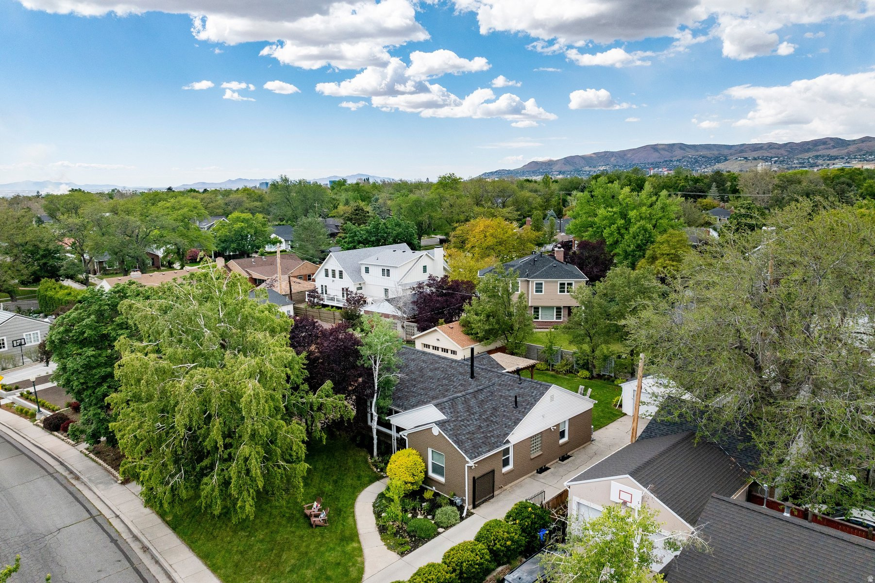 COLONIAL HILLS - Residential
