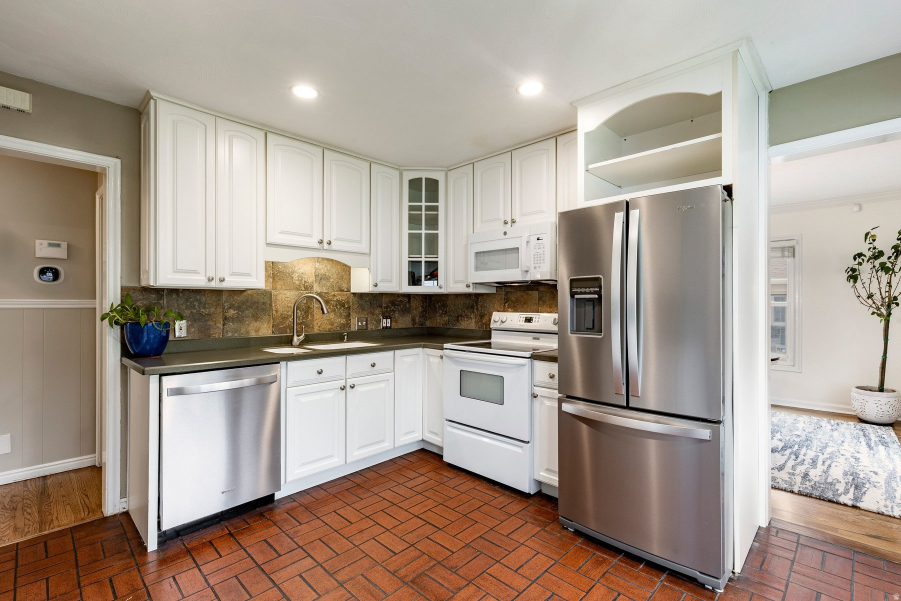 COLONIAL HILLS - Residential