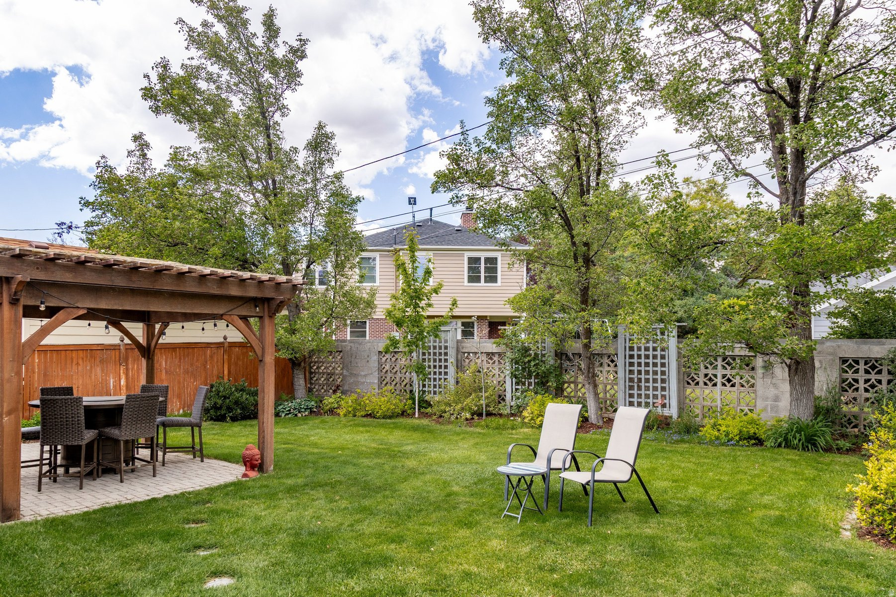COLONIAL HILLS - Residential