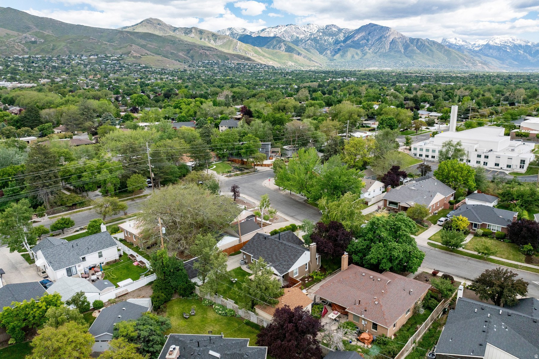 COLONIAL HILLS - Residential
