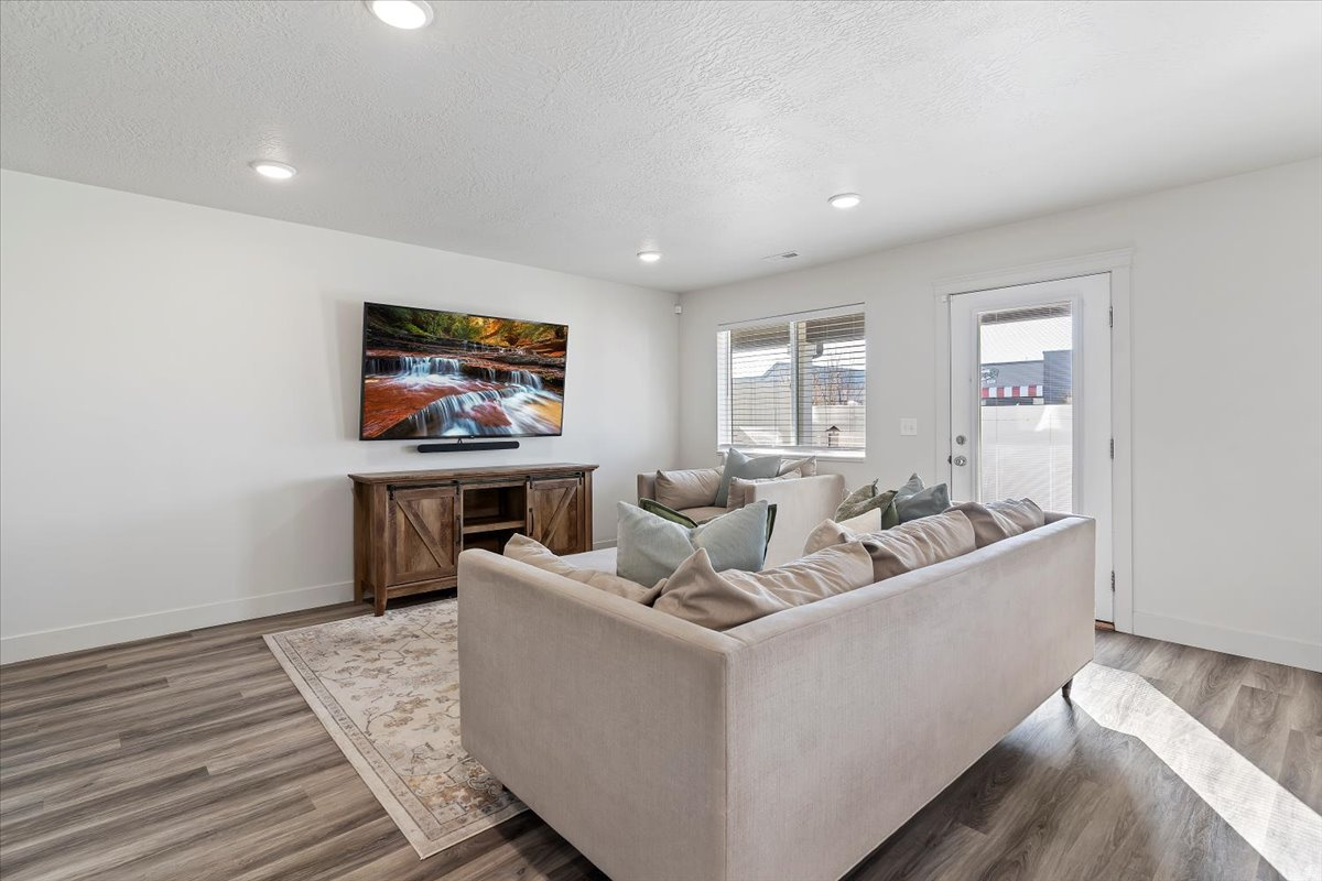 ELLIES LANDING - Residential