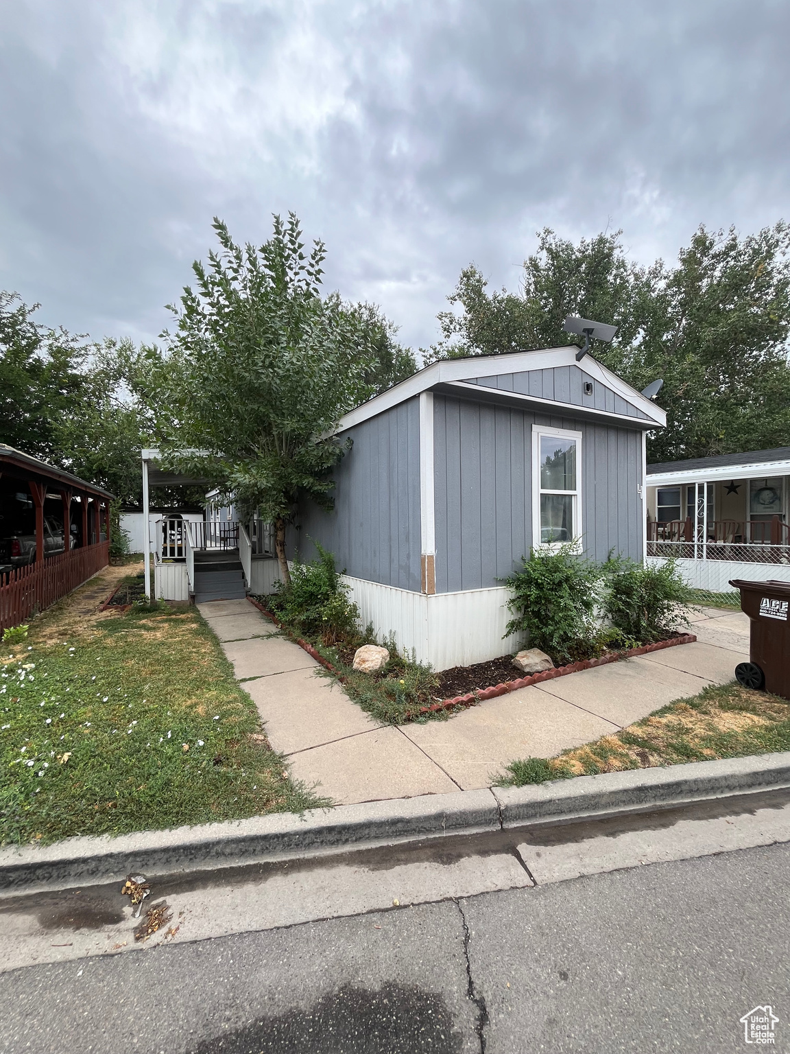 Charming 2-bedroom, 2-bathroom perfectly located near parks and scenic hiking and biking trails, offering an ideal blend of outdoor adventure and everyday convenience. Just a short drive to world-class ski resorts, this cozy home is a perfect base for year-round recreation.