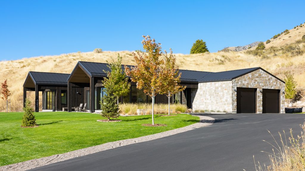 Photo of 1647 E QUAIL CANYON DR, Logan, UT 84321 (MLS # 2172315)