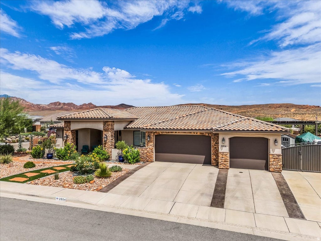 Photo of 2054 N RED SKY DR, Washington, UT 84780 (MLS # 2181452)