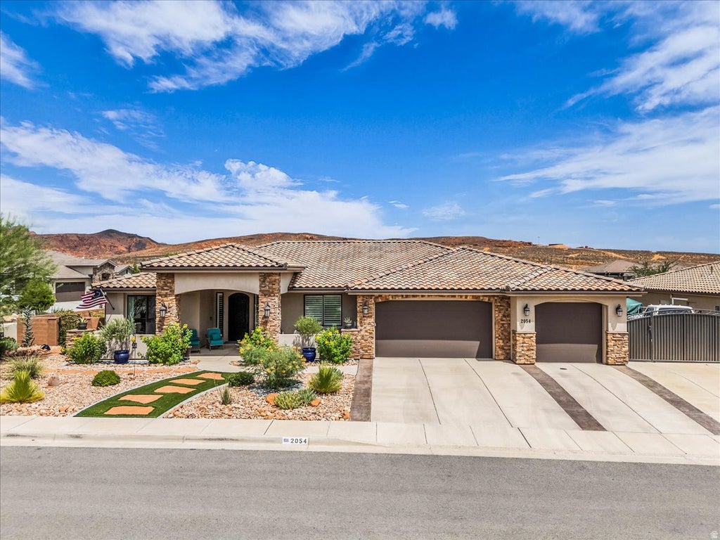 Photo of 2054 N RED SKY DR, Washington, UT 84780 (MLS # 2181452)