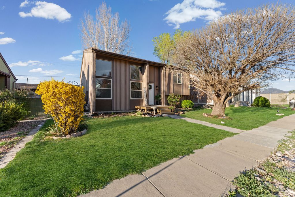 Photo of 2426 W HARDROCK DR, Taylorsville, UT 84129 (MLS # 2145859)