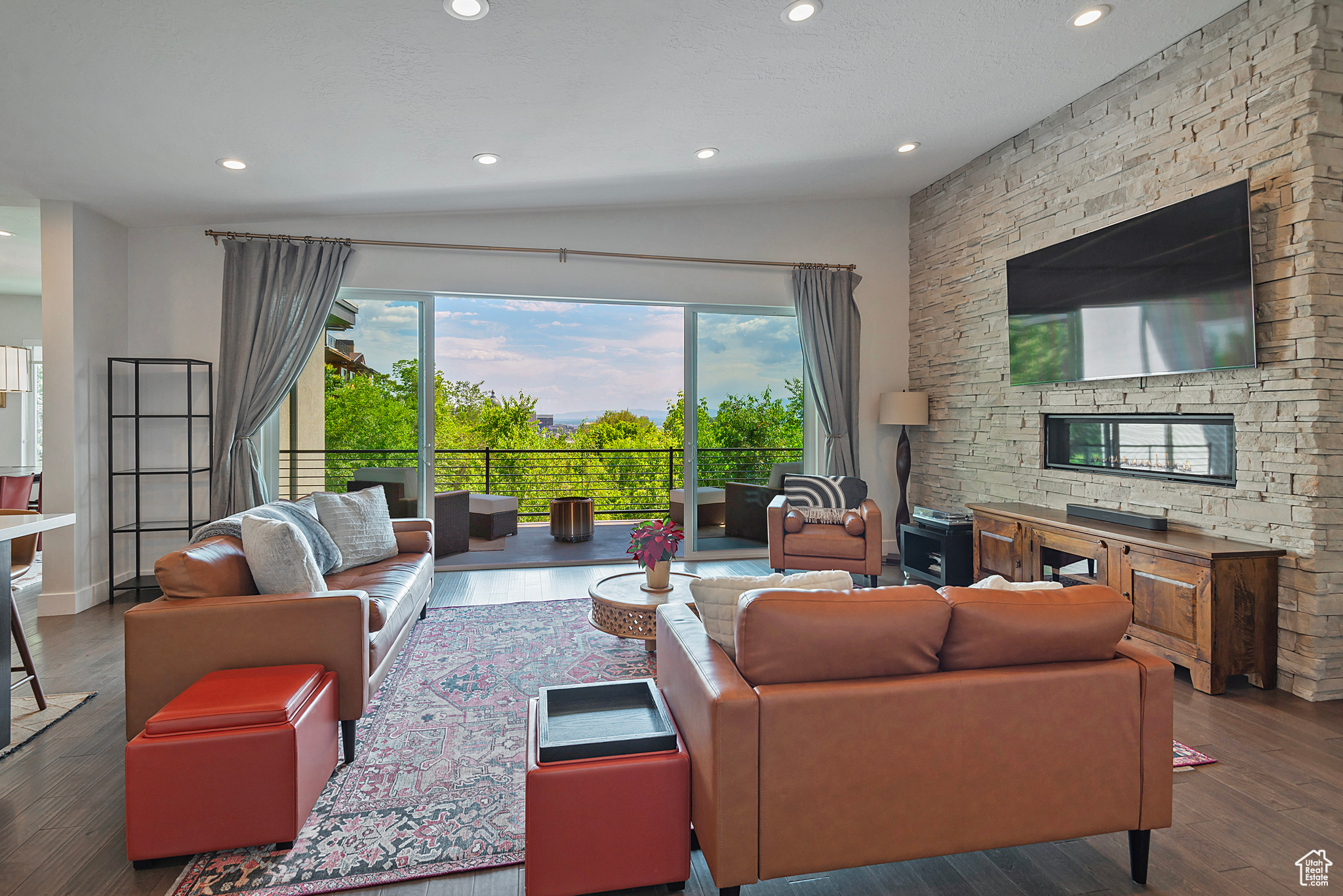 COLUMBUS COURT - Residential